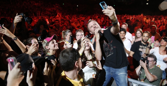 Dierks Bentley with fans